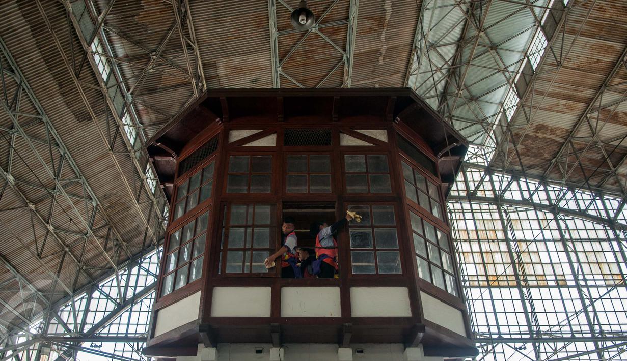 Sejumlah petugas membersihkan kaca jendela gedung di Stasiun Tanjung Priok, Jakarta Utara, Kamis (6/4). Acara ulang tahun ini diisi dengan beragam kegiatan bakti sosial berupa bersih-bersih stasiun dan sarana kereta. (Liputan6.com/Gempur M. Surya)
