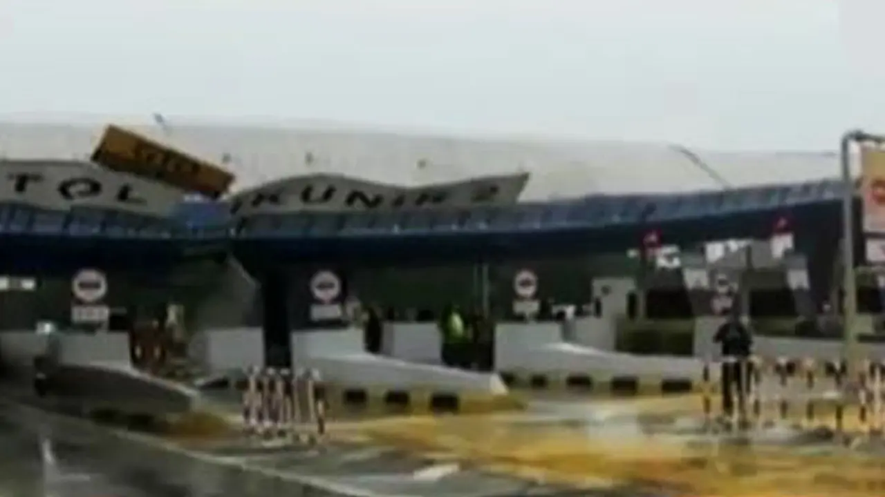 Segmen 7: Gerbang Tol Cikunir Ambruk 