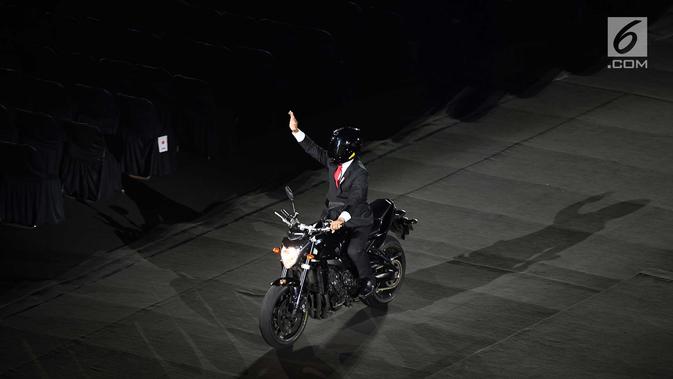 Aksi yang menggambarkan Presiden Joko Widodo atau Jokowi tiba di lokasi pembukaan Asian Games 2018, Jakarta, Sabtu (18/8). (Merdeka.com/Imam Buhori)