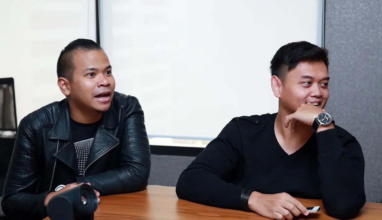 Giring Nidji punya impian liar untuk jalan-jalan memakai helm stromtroopers ala Star Wars di jalanan Ibu Kota. Maklum saja, Giring merupakan pengagum berat film yang berkisah pertempuran antariksa tersebut.(Deki Prayoga/Bintang.com)