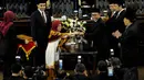 Pimpinan Sementara MPR menyerahkan palu sidang dan memori pimpinan kepada Ketua MPR baru di Gedung Nusantara I, Jakarta, (8/10/14). (Liputan6.com/Andrian M Tunay)  