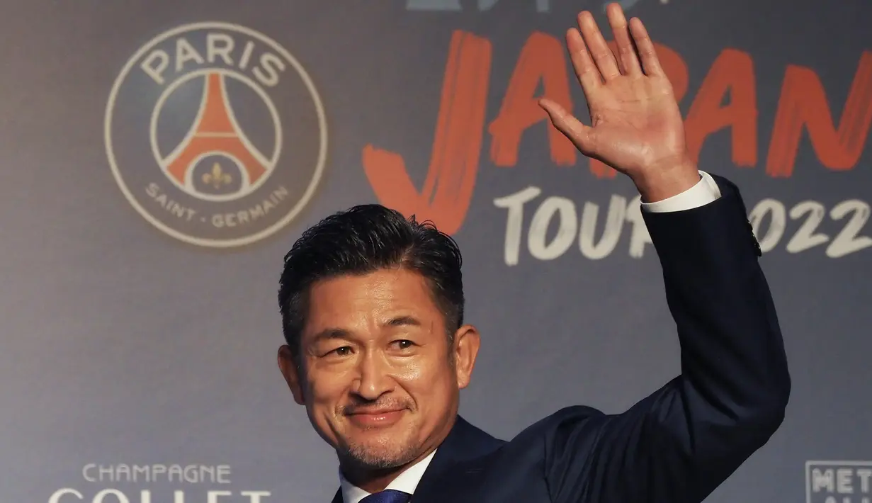 <p>Pemain Jepang Kazuyoshi Miura melambai saat konferensi pers Paris Saint-Germain di Tokyo pada 17 Juli 2022. Kazuyoshi Miura yang berusia 55 tahun resmi gabung klub Portugal, Oliveirense. Ia meninggalkan klub Jepang Yokohama FC dengan status pemain pinjaman sampai akhir musim 2022-2023. (AFP/Toshifumi Kitamura)</p>