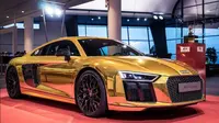 Sebuah Audi R8 V10 Plus berkelir emas diperkenalkan di Audi Forum Neckarsulm, Jerman, beberapa waktu yang lalu.