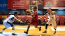 Pebasket Stadium Jakarta, Anton Sujarwo (tengah) mencoba melewati hadangan dua pemain Satria Muda Britama Jakarta di laga NBL Championship 2015, Sabtu (2/5/2015). Satria Muda unggul tipis 61-59 atas Stadium Jakarta. (Liputan6.com/Helmi Fithriansyah)