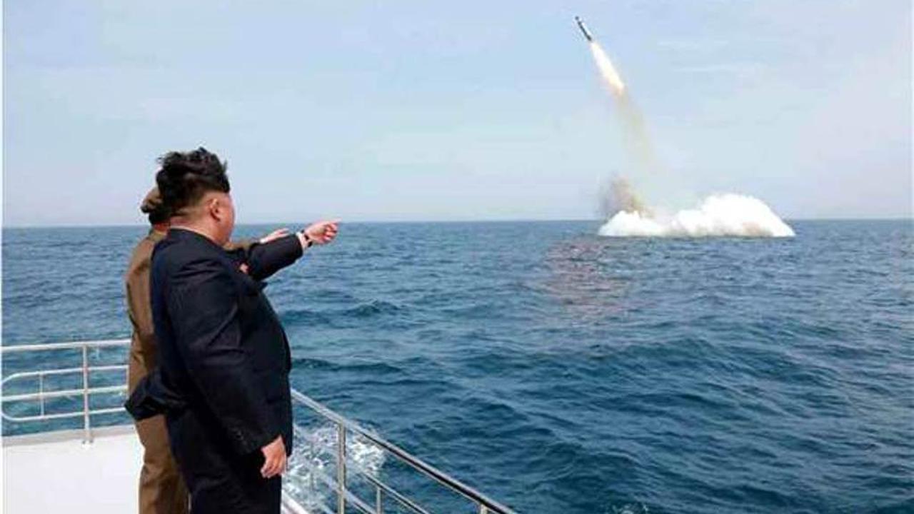 Rudal diluncurkan Korut dari kapal selam. (KCNA)