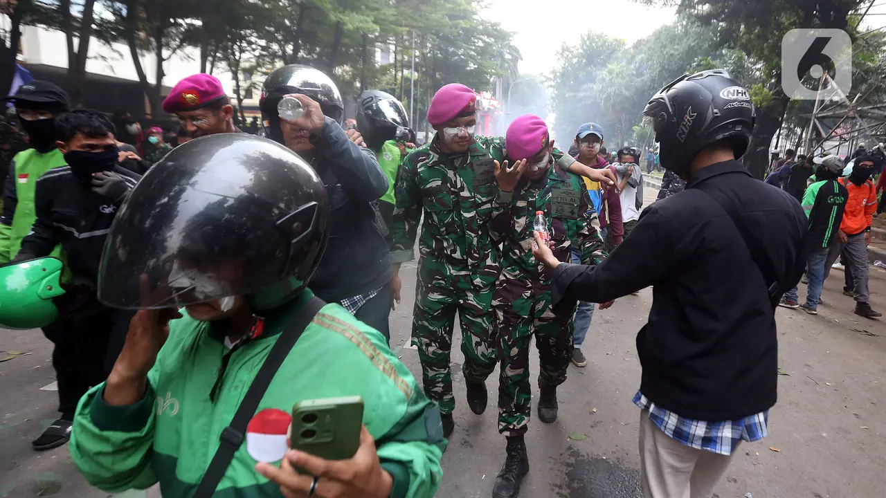 Tembakkan Gas Air Mata dari Dalam Mako Korps Brimob Polda Metro Jaya Bikin Massa Sempat Bubar