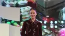 Hana Malasan elegan dengan kebaya maroon memiliki payet berhias dan benang sutra. Motif Batik tradisional yang didekonstruksi di seluruh tubuh. Kancing kain tersembunyi di bagian depan. Lengan panjang yang pas dan leher berbentuk V. [Adrian/Fimela]
