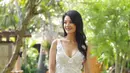 Farah Quinn mengenakan dress putih lace sleeveless dengan bagian dan terbuka, memiliki detail rok ruffle. Dress Aksen bunga 3D tersebut dibuat oleh Fernanda. [@farahquinnofficial]