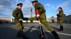  Tentara Rusia melakukan pemanasan jelang latihan untuk parade militer kemenangan di Dvortsovaya di Saint Petersburg (3/5). Rusia akan merayakan ulang tahun ke-72 dari kemenangan atas Nazi Jerman di pada 9 Mei 1945. (AFP Photo/Olga Maltseva)