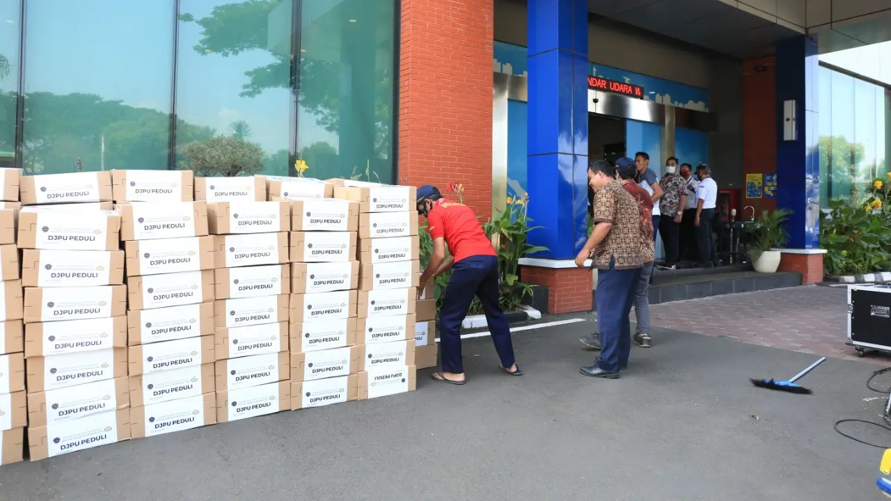 Otoritas Bandara Wilayah I Klas Utama mendistribusikan 650 paket sembako kepada pekerja yang terdampak wabah Corona