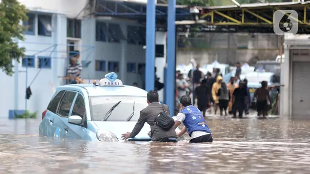 Penampakan Banjir di Pool Taksi Blue Bird Kramat Jati