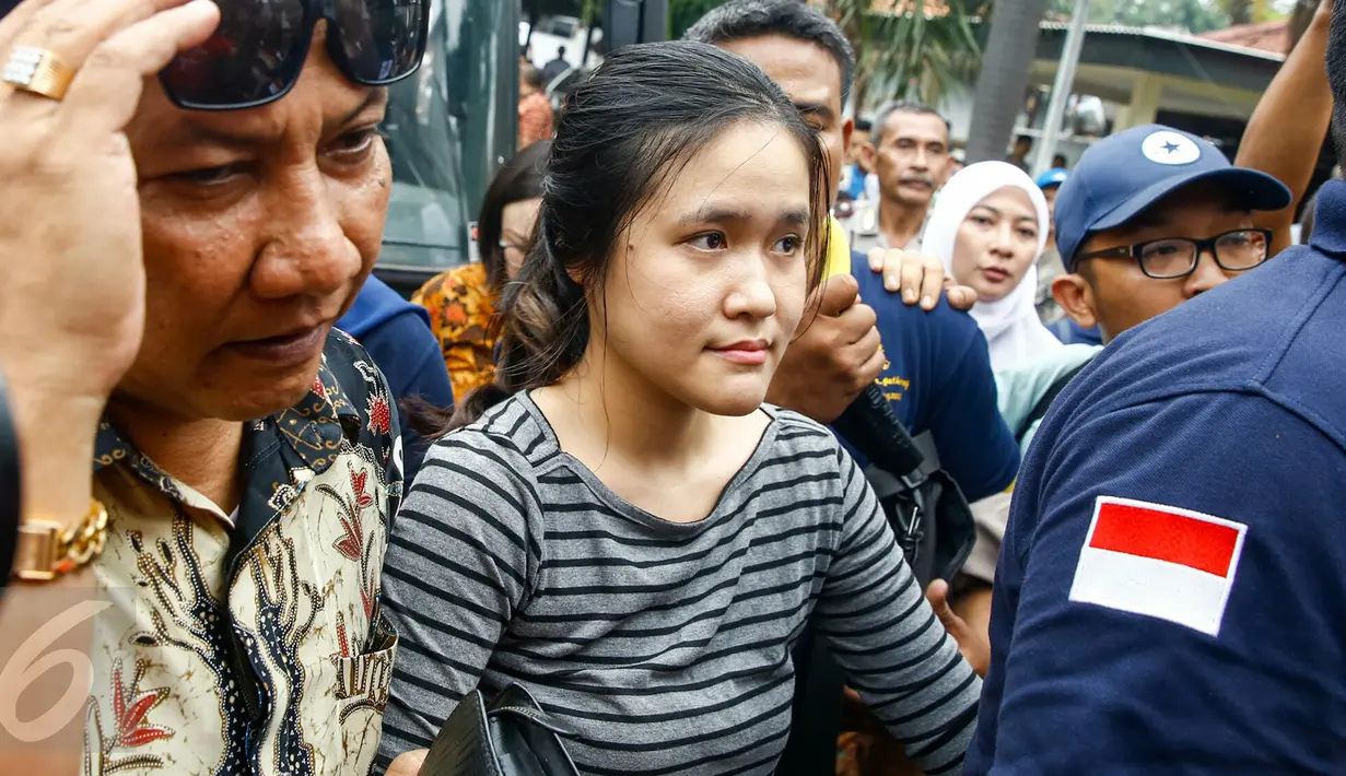 Tersangka kasus pembunuhan Wayan Mirna Salihin, Jessica Kumala Wongso dikawal petugas masuk ke dalam Rutan Pondok Bambu, Jakarta Timur, Jumat (27/5). Jessica terus menunduk saat memasuki gerbang pintu rutan. (Liputan6.com/Yoppy Renato)