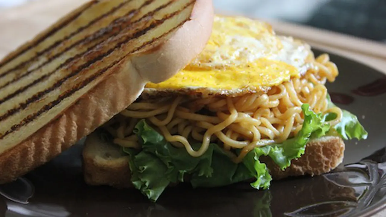Pernah Coba Makan Mie dengan Cara Ini?
