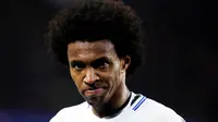 8. Willian (Chelsea) - Sebelum Chelsea mendapatkan pemain berusia 29 tahun itu, sejatinya ia hampir bergabung dengan Tottenham. Meski sudah tes medis, namun pada akhirnya The Blues berhasil membajaknya dengan dana 32 juta pounds. (AP/Manu Fernandez)