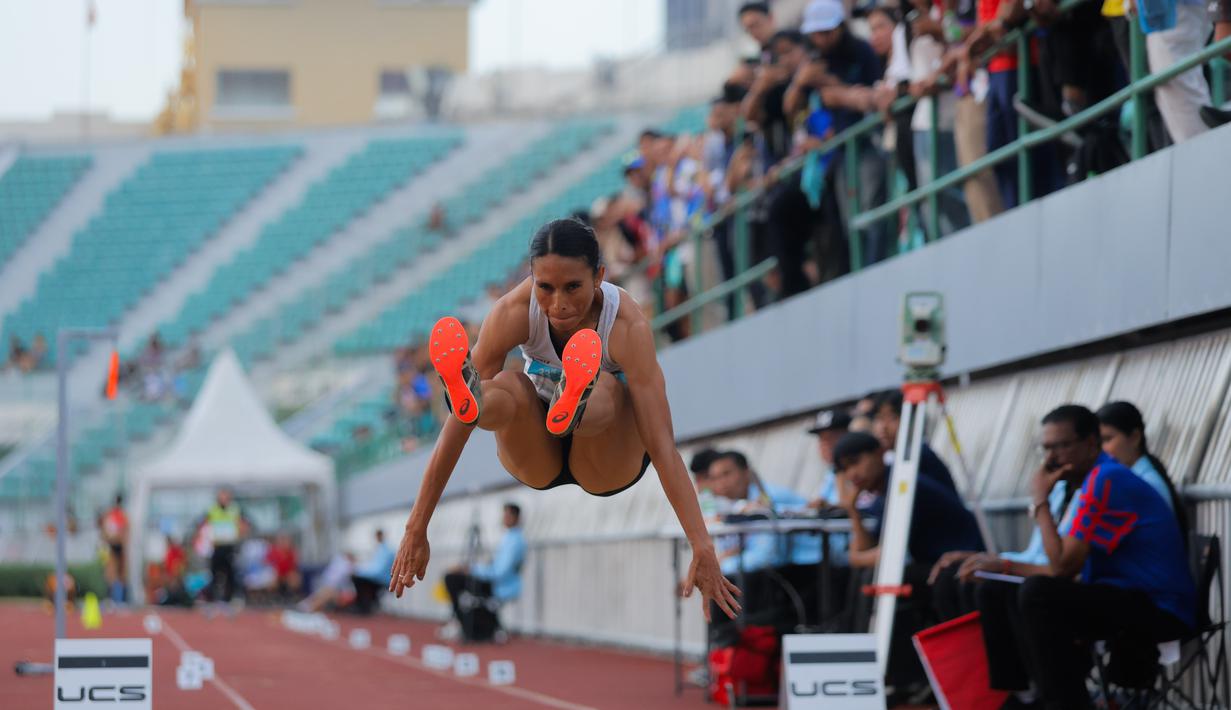 Maria Natalia Londa memastikan meraih medali perunggu lompat jauh putri SEA Games 2025. Tampak dalam foto, atlet Indonesia, Maria Natalia Londa, saat melakukan lompatan di final lompat jauh putri SEA Games 2025 di Suphachalasai National Stadium, Pathum Wan, Bangkok, Thailand, Selasa (16/12/2025). (Bola.com/Bagaskara Lazuardi)