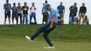 Ekspresi Stephen Curry saat puttnya meleset di lubang kedelapan saat putaran Ellie Mae Classic di TCP Stonebrae di Hayward, California (3/8). Stephen Curry  merupakan pemain NBA di klub Golden State Warriors. (Lachlan Cunningham/Getty Images/AFP)