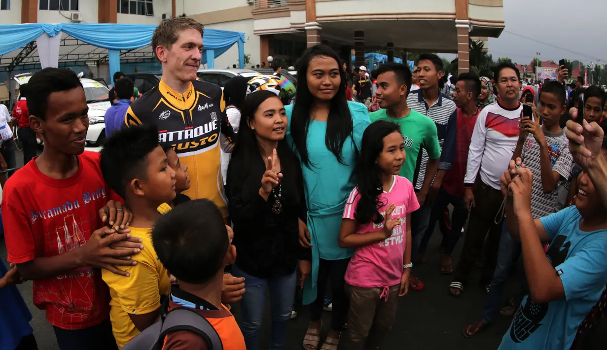 Pebalap Attaque Team Gusto Taiwan, Thomas Rabou, menjadi incaran foto bersama setelah menjuarai Etape 7 Tour de Singkarak 2015 antara Pasaman-Pasaman Barat, Jumat (9/10/2015). (Bola.com/Arief Bagus)