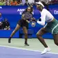 Petenis Amerika Serika Serena Williams (kiri) dan Venus Williams melawan Lucie Hradecka dan Linda Noskova Republik Ceko pada putaran pertama ganda putri US Open 2022 di&nbsp;USTA Billie Jean King National Tennis Center, New York, 1 September 2022. (COREY SIPKIN / AFP)