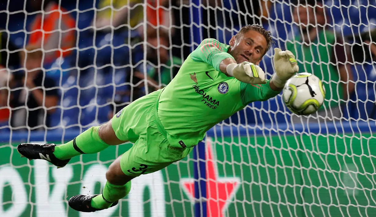 Kiper Chelsea, Robert Green menahan tendangan penalti Pape Cheikh Diop saat Chelsea menghadapi Lyon dalam International Champions Cup (ICC) di Stamford Bridge, London, Inggris, Selasa (7/8). Chelsea menang 5-4 atas Lyon. (Ian KINGTON/AFP)