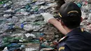 Dirjen Bea Cukai Heru Pambudi menunjukkan kontainer berisi sampah plastik di Tanjung Priok, Jakarta, Rabu (18/9/2019). Bea Cukai bekerja sama dengan KLHK dan kepolisian memulangkan sembilan kontainer berisi 135 ton sampah plastik impor bercampur limbah B3 asal Australia. (merdeka.com/Iqbal Nugroho)