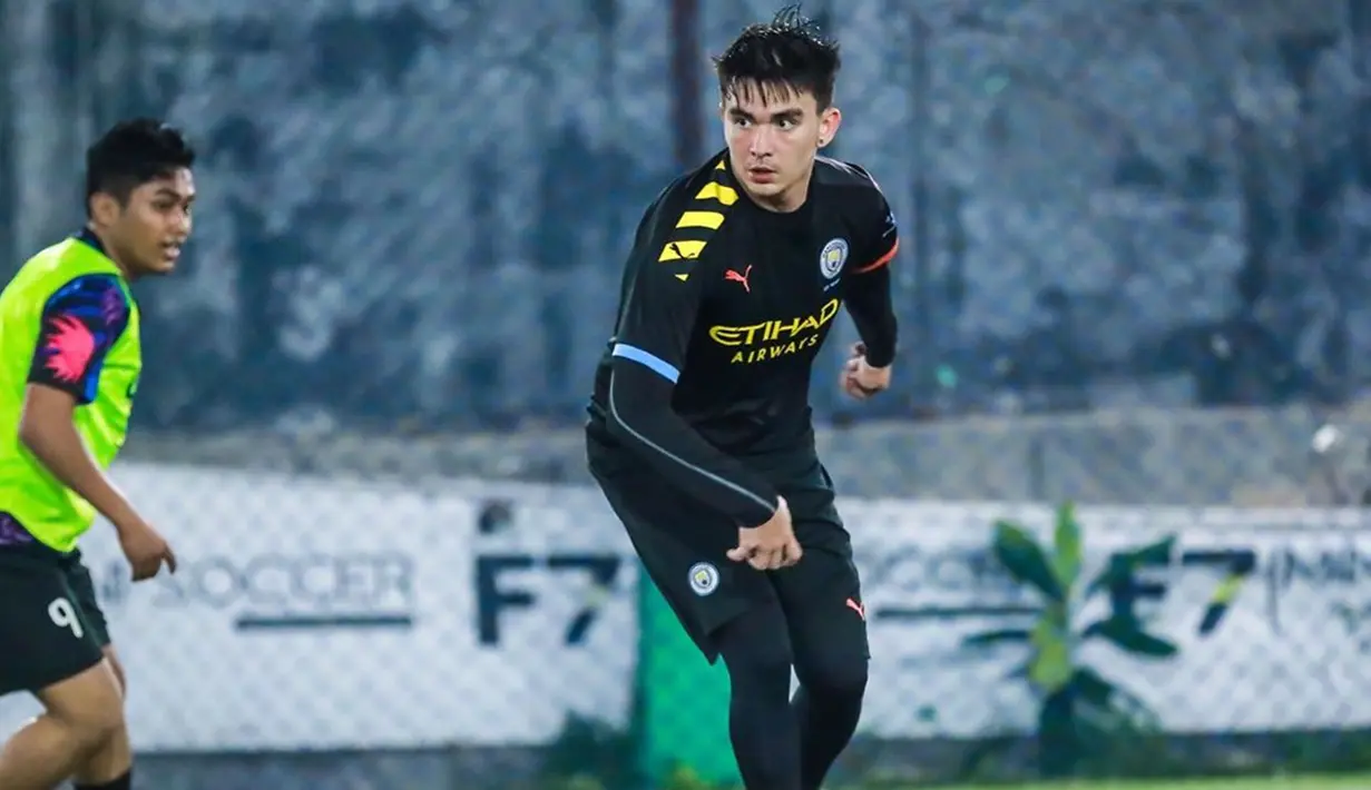 Pemeran Bara di sinetron Hafizah ini bergaya layaknya pemain profesional. Bahkan gayanya saat memakai jersey Manchester City ini bak pemain yang mahir olah bola. Bila diperhatikan, gaya Christ enggak kalah dengan Kevin De Bruyne. (Liputan6.com/IG/@christlaurent)