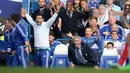Pelatih Chelsea, Jose Mourinho, dan asistennya memprotes keputusan wasit saat melawan Liverpool dalam laga Liga Premier Inggris di Stadion Stamford Bridge, London, Sabtu (31/10/2015). (Reuters/Philip Brown)