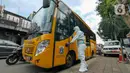 Petugas mengenakan APD saat akan mengantarkan pasien COVID-19 menuju RSDC Wisma Atlet di Puskesmas Kecamatan Tebet, Jakarta, Kamis (3/2/2022). Kasus COVID-19 sepekan terakhir mencapai 56.000 atau meningkat 40 kali lipat dibandingkan awal Januari lalu. (Liputan6.com/Herman Zakharia)