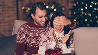 Ilustrasi suami memberi kado ke istri. (Foto: Shutterstock)