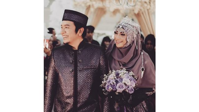 7 Gaya Hijab Inka Christie, Lady Rocker yang Memesona