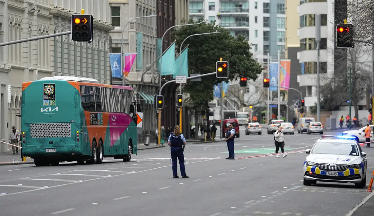 <p>Polisi datang dalam jumlah yang signifikan untuk menanggapi penembakan pagi ini. Mereka menutup daerah tersebut serta mengerahkan helikopter. (AP Photo/Abbie Parr)</p>