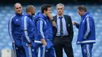 Jose Mourinho sempat menggelar rapat kecil di lapangan seusai laga melawan Liverpool di Stamford Bridge, Sabtu (31/10/2015).