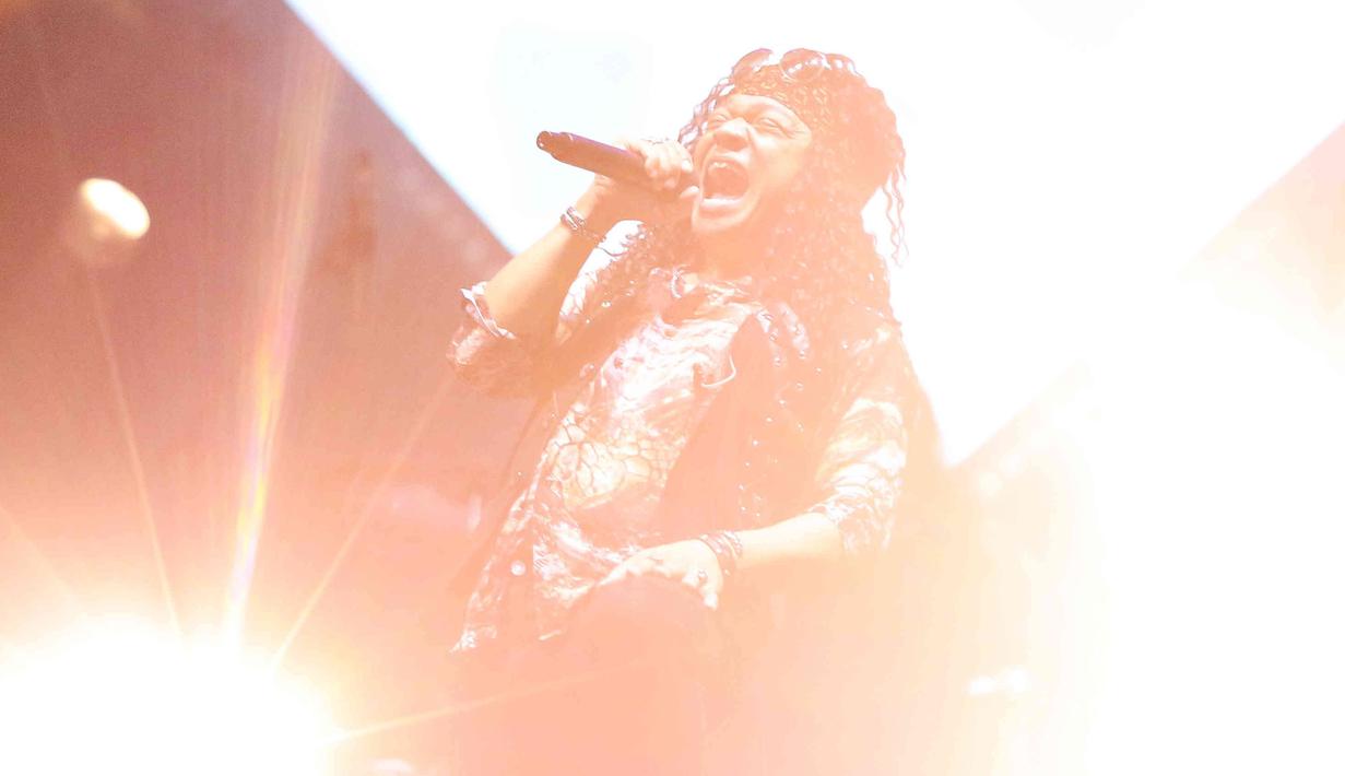 Band Rock Seurieus x Candil tampil beraksi pada Everblast Festival 2023 di Gambir Expo Kemayoran, Jakarta, Sabtu (4/3/2023). Bertajuk Seurieus x Candil, kolaborasi ini tampil di hari pertama festival itu. (Liputan6.com/Herman Zakharia)