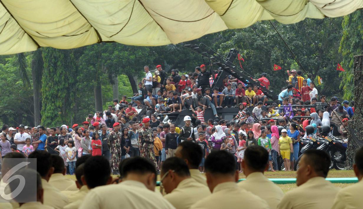 Antusias Warga menyaksikan hari HUT Kopassus ke-64 di Makopassus, Jakarta, Sabtu (16/4). HUT Kopassus dihadiri Menkopolhukam luhut Binsar Pandjaitan dan Panglima TNI Gatot N. (Liputan6.com/Helmi Afandi)