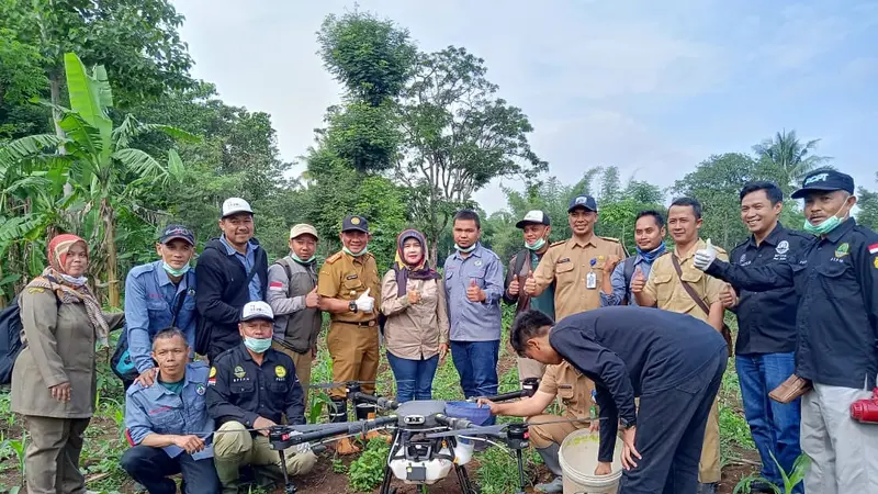 Para penyuluh pertanian di Garut, Jawa Barat tengah mencoba penggunaan penyemprotan obat hama ulat grayak menggunakan drone atau pesawat tanpa awak di area pertanian jagung kecematan Banyuresmi