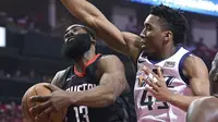 Pemain Houston Rockets, James Harden (13) mencoba melewati adangan pemain Utah Jazz, Donovan Mitchell pada playoff game kedua NBA basketball di Toyota Center, Houston, (2/5/2018). Utah Jazz menang 116-108. (AP/Eric Christian Smith)