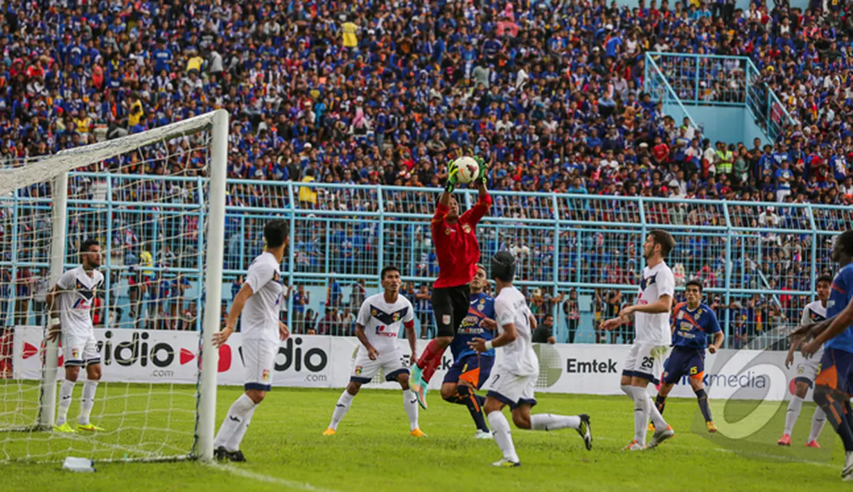 Kiper Mitra Kukar Wawan Hendrawan menangkap bola di udara saat laga melawan Arema Cronus di SCM Cup 2015, Stadion Kanjuruhan, Malang, Minggu (18/1/2015). (Liputan6.com/Faizal Fanani)