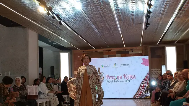 Suasana sesi peragaan busana dalam Pesona Kriya Pupuk Indonesia 2024 yang digelar di Jakarta dari 26 hingga 28 Februari 2024. (Foto: Dok. Istimewa)