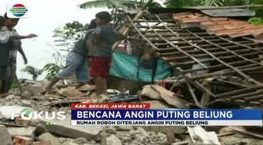 Satu keluarga di Bekasi terpaksa mengungsi ke kandang ayam lantaran rumah mereka rusak berat setelah dilanda angin puting beliung.