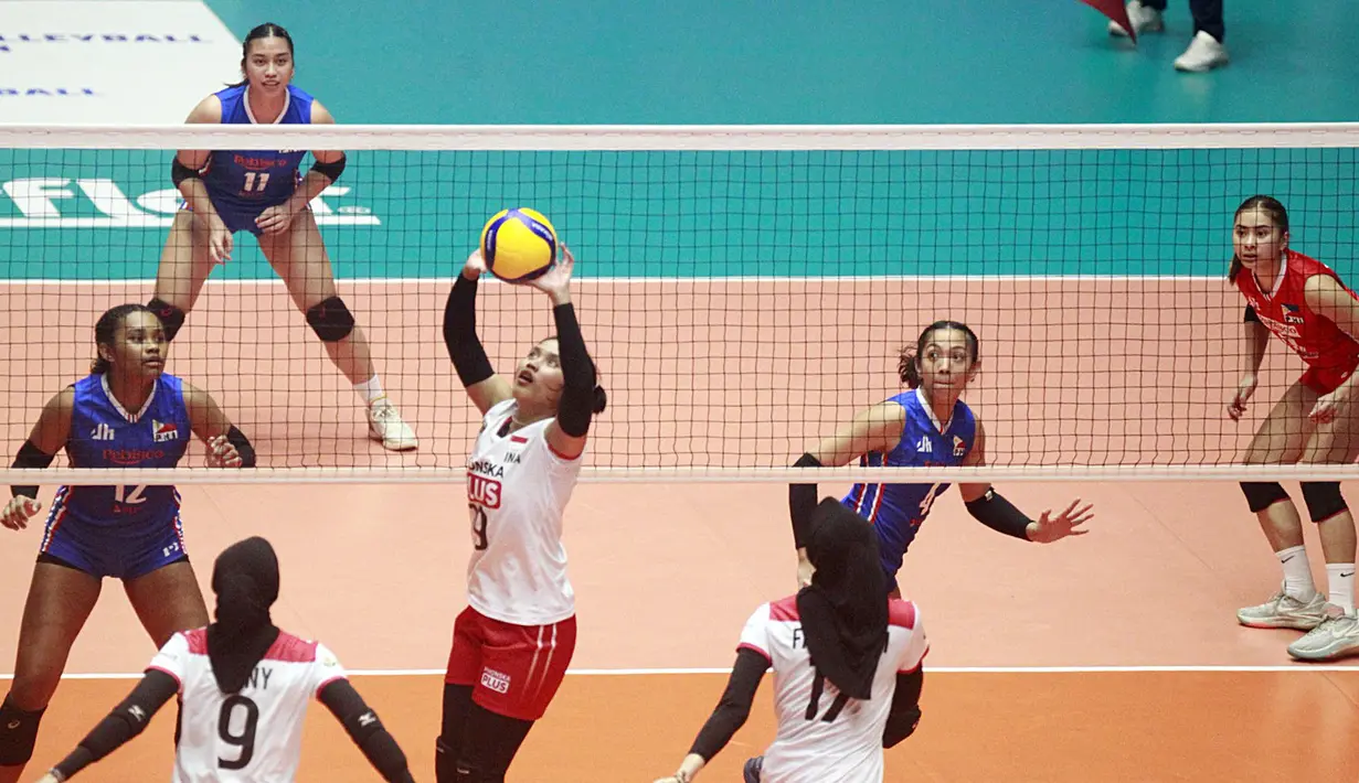 Suasana pertandingan babak penyisihan grup A Kejuaraan Bola Voli putri AVC Challenge Cup 2023 antara Timnas Indonesia melawan Filipina yang berlangsung di GOR Tri Dharma Gresik, Selasa (20/6/2023). (Bola.com/Dok. PBVSI)