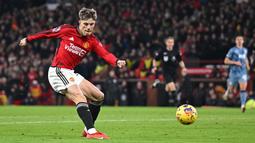 Pemain MU, Alejandro Garnacho, menendang bola ke gawang Aston Villa yang membuahkan gol namun dianulir oleh wasit dalam pertandingan pekan ke-19 Liga Inggris 2023/2024 yang berlangsung di Old Trafford, Rabu (27/12/2023). (AFP/Oli Scarff)
