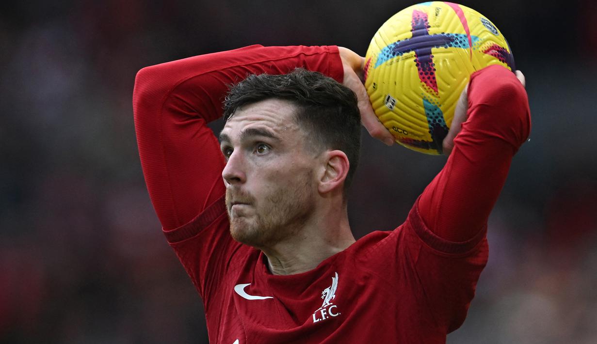 Bek Liverpool, Andrew Robertson bersiap melakukan lemparan ke dalam saat menghadapi Manchester United pada laga Liga Inggris 2022/2023 di Anfield Stadium, Liverpool (5/3/2023). Andrew Robertson didatangkan Liverpool pada awal musim 2017/2018 dari Hull City yang terdegradasi di akhir musim 2016/2017. Bersama Liverpool ia masih bertahan hingga kini dan telah tampil dalam 267 laga di semua ajang dengan torehan 8 gol dan 63 assist. (AFP/Paul Ellis)