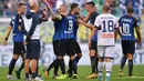 Para pemain Inter Milan merayakan kemenangan atas Genoa pada laga Serie A di Stadion Giuseppe Meazza, Minggu (24/9/2017). Inter Milan menang 1-0 atas Genoa. (AFP/Marco Bertorello)