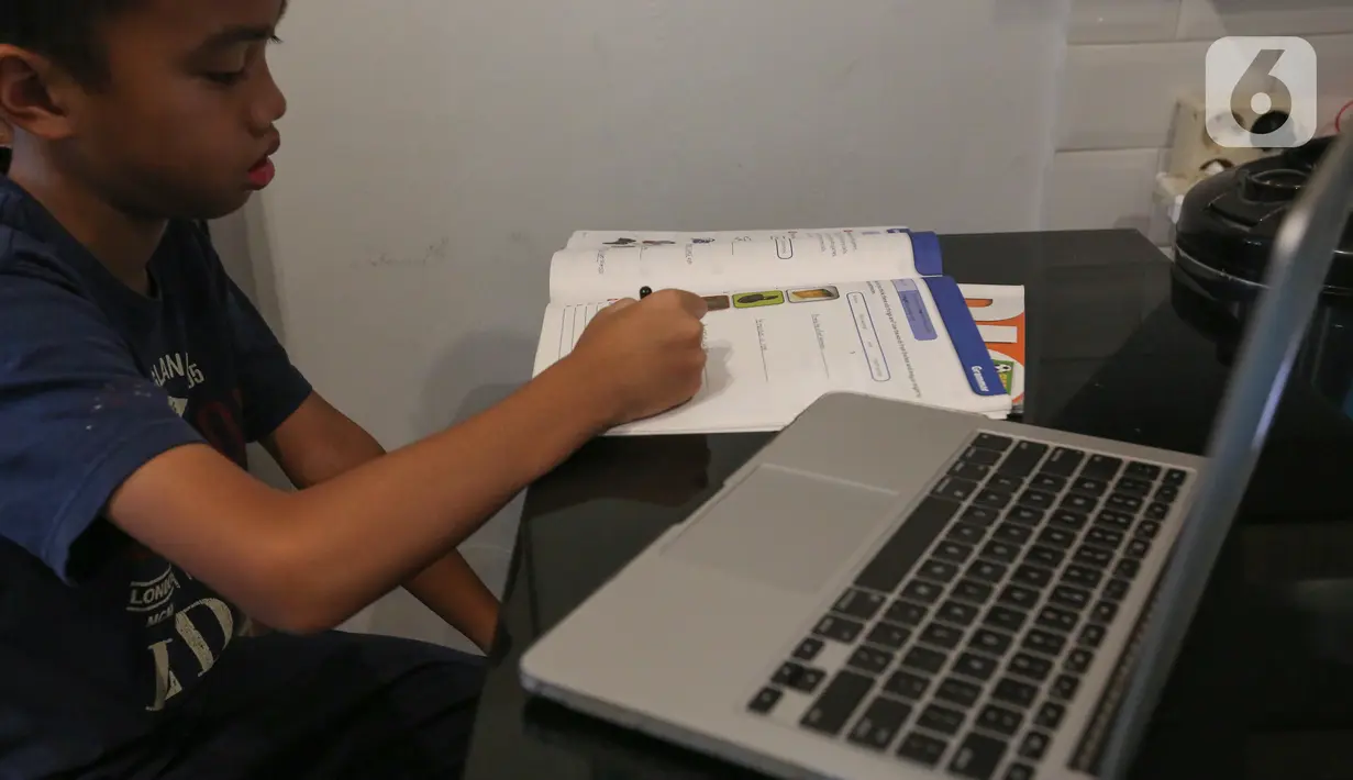 Siswa sekolah dasar belajar online menggunakan aplikasi Zoom Cloud Meetings di Pamulang Tangerang Selatan, Kamis (2/4/2020). Gelombang work from home (WFH) membuat kebutuhan terhadap aplikasi video conference meningkat saat pandemi Corona Covid-19. (Liputan6.com/Fery Pradolo)