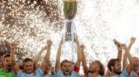Para pemain Lazio mengangkat trofi usai mengalahkan Juventus pada pertandingan final Piala Super Italia di stadion Olimpiade Roma, Italia (13/8). Lazio menang atas Juventus dengan skor 3-2. (AP Photo / Gregorio Borgia)