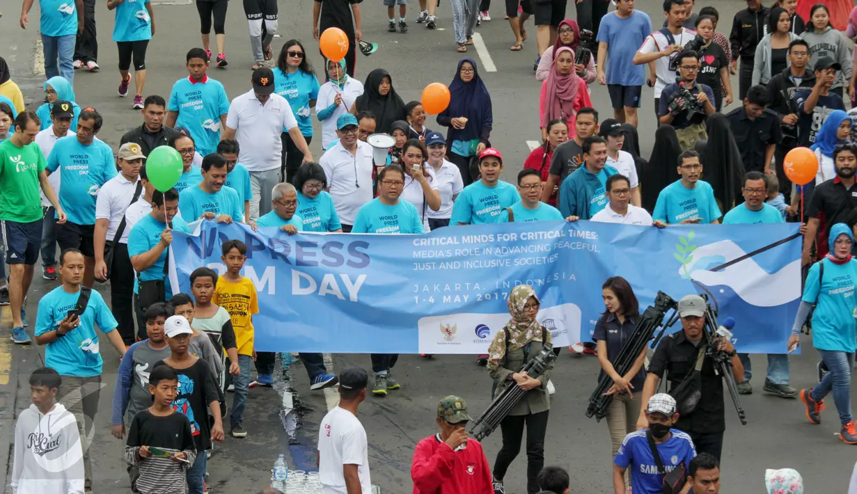 Menteri Komunikasi dan Informatika Rudiantara bersama Dewan Pers jalan santai sambil mempromosikan peringatan Hari Kebebasan Pers Dunia (World Press Freedom Day/WPFD) di Jakarta, Minggu (23/4). (Liputan6.com/Faizal Fanani)