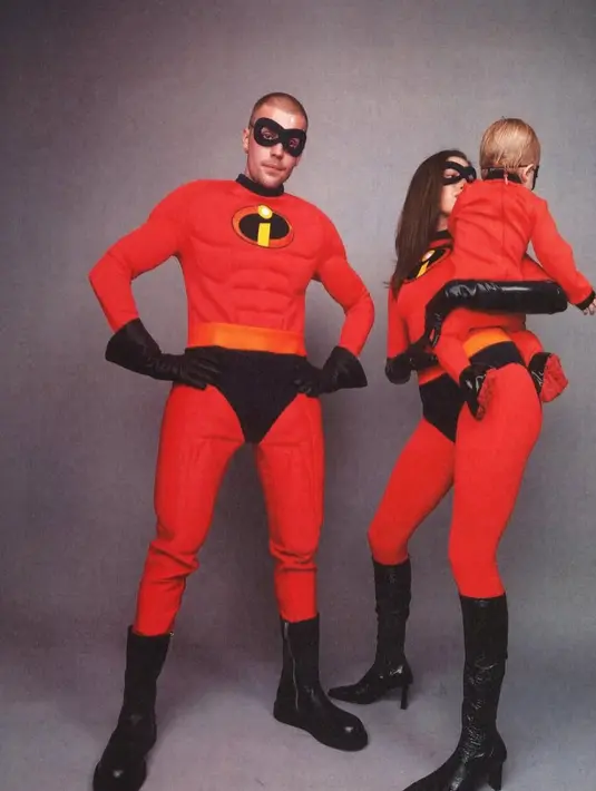 <p>Justin dan Hailey Bieber membagikan foto-foto Halloween keluarga mereka bersama putra mereka, Jack Blues Bieber. Mereka berdandan layaknya keluarga dari film animasi The Incredibles, dengan Hailey sebagai Elastigirl, Justin sebagai Mr. Incredible, dan Jack sebagai Jack-Jack. Mereka semua mengenakan baju merah dan hitam yang serasi dengan logo superhero dan topeng hitam. [@lilbieber]</p>