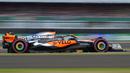 Pembalap McLaren, Oscar Piastri memacu mobilnya saat balapan Formula 1 GP Inggris yang berlangsung di Sirkuit Silverstone, Inggris, 9 Juli 2023.
(AFP/Andrej Isakovic)
