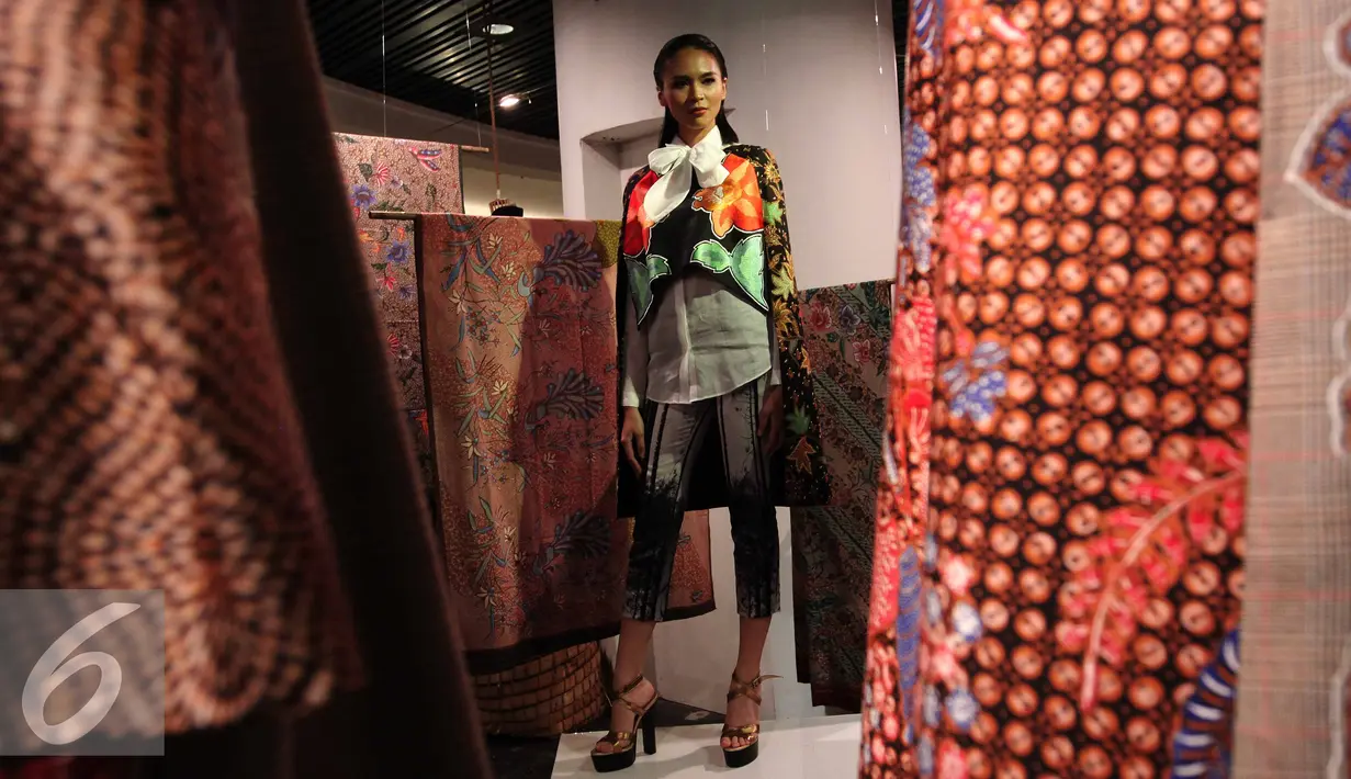 Model membawakan busana batik Kudus rancangan desainer Denny Wirawan saat pagelaran fashion dan pembukaan pop-up store di Jakarta, Rabu (30/9/2015). Menyambut hari Batik Nasional retail Balijava meluncurkan koleksi Batik Kudus. (Liputan6.com/Angga Yuniar)