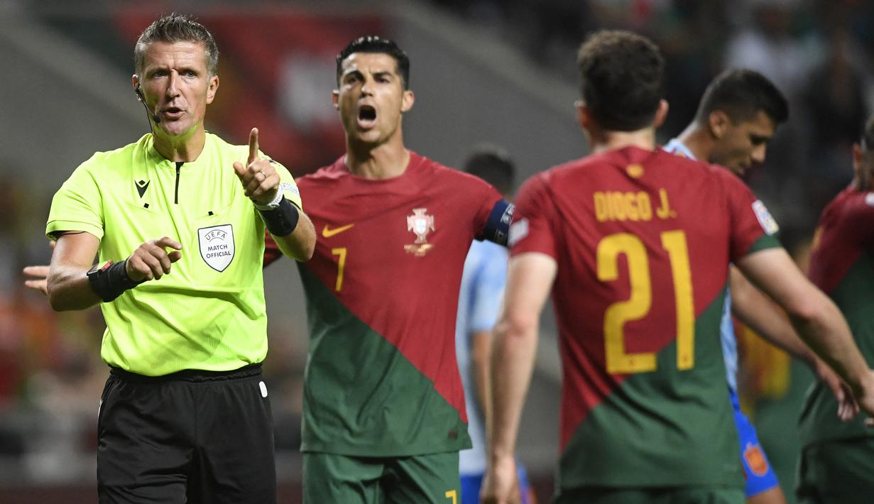 Cristiano Ronaldo. Bintang Portugal yang musim 2022/2023 ini tak lagi jadi pilihan utama di lini depan Manchester United ini menjadi pemain Setan Merah dengan jumlah penampilan terbanyak bersama timnas. Hingga kini ia telah mengoleksi 191 caps bersama Timnas Portugal sejak melakukan debut pada 20 Agustus 2003 dan menjadi pemain Eropa pengoleksi caps terbanyak sepanjang sejarah. Total 117 gol dan 43 assist telah dicetaknya bersama Timnas Portugal yang akan berlaga di putaran final Piala Dunia 2022 Qatar. (AFP/Miguel Riopa)