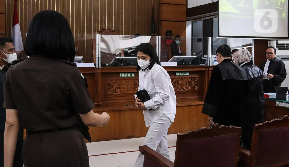 Putri Candrawathi usai menjalani sidang lanjutan dalam kasus pembunuhan Brigadir Yosua Hutabarat dengan agenda sidang pembacaan tuntutan oleh Jaksa Penuntut Umum di Pengadilan Negeri Jakarta Selatan, Rabu (18/1/2023). Pembunuhan terhadap Brigadir J terjadi pada Jumat, 8 Juli 2022 di rumah dinas Sambo nomor 46 yang terletak di Kompleks Polri, Duren Tiga, Jakarta Selatan. (Liputan6.com/Johan Tallo)
